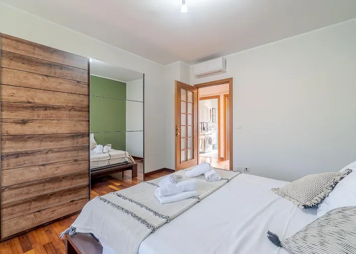 Апартаменты Guesthost - Crocetta Residence! Modern & Roomy Flat