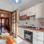 Guesthost - Crocetta Residence! Modern & Roomy Flat Daire