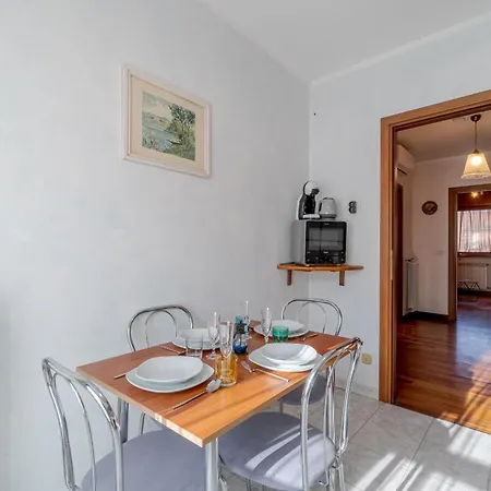 Guesthost - Crocetta Residence! Modern & Roomy Flat アパート