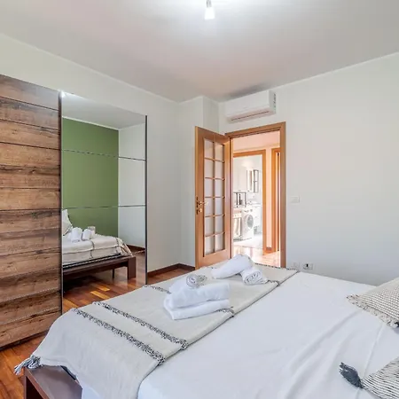 Daire Guesthost - Crocetta Residence! Modern & Roomy Flat