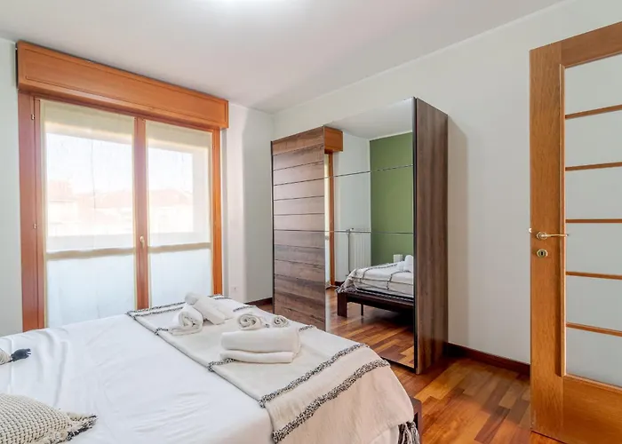 Guesthost - Crocetta Residence! Modern & Roomy Flat *